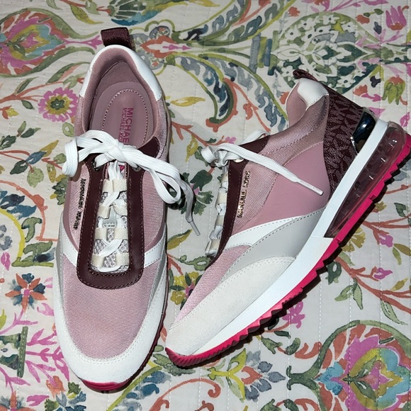 Michael Kors Sneakers - Picture 2 of 5